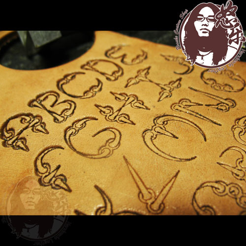 Unique Leather Work - 36個入りレザー刻印用A-Z 0-9文字型手彫りユニークデザイン革細工ツール、革刻印ツール付き