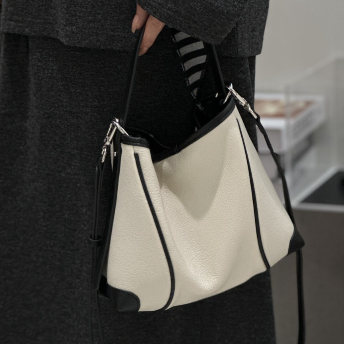 Unique Leather Work - 2025秋冬 レディース 本革 クロスボディバッグ 小型 ユニーク